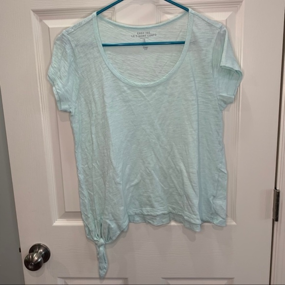 5/$15 - Gap easy tee light blue tie side‎